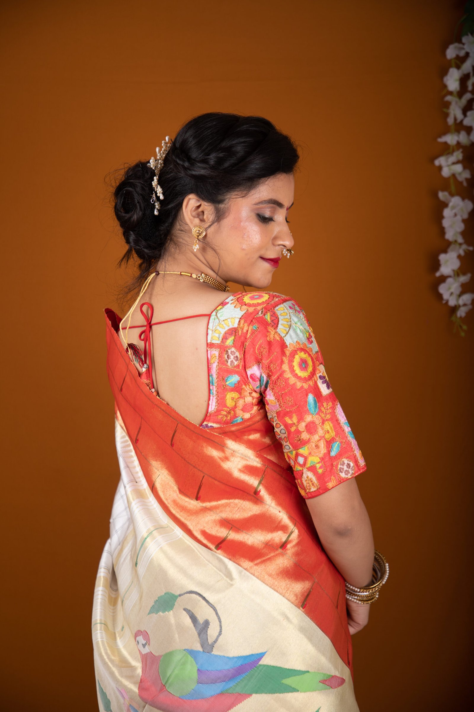 Glorious Off White Paithani Silk Saree With Ethnic Blouse Piece –  LajreeDesigner